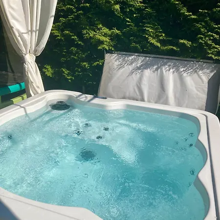 Cozy With Outside Jacuzzi & Sauna Apartmán