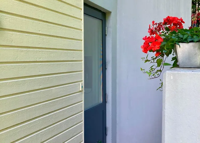 Cozy With Outside Jacuzzi & Sauna إسبو